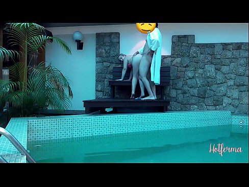 ❤️ Bulla ancillam ad piscinam invitat, sed fervido resistere non potuit Porn video at porn la.pornplaybb.ru